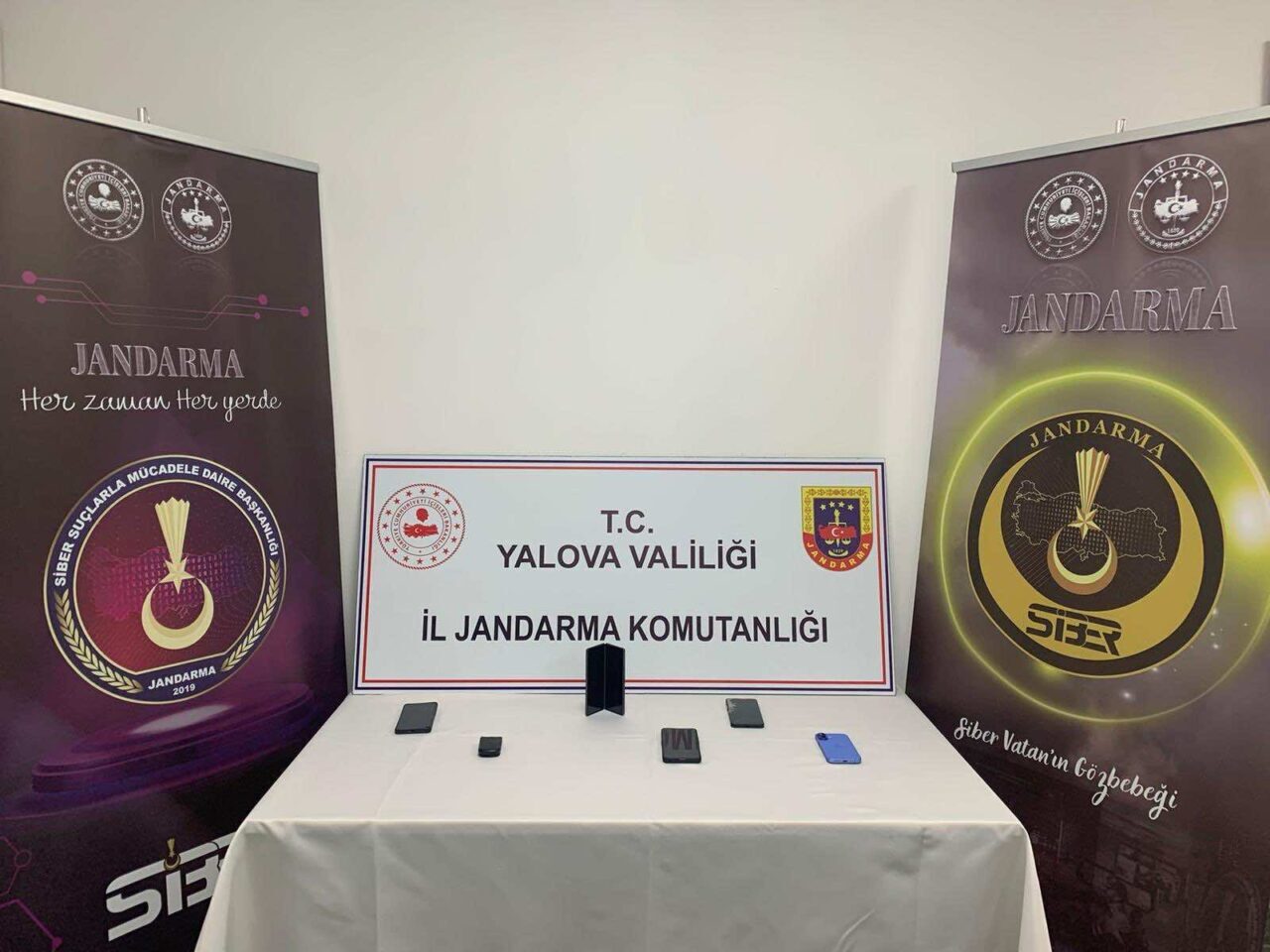 Yalova merkezli 8 ilde düzenlenen siber dolandırıcılık operasyonunda gözaltına alınan