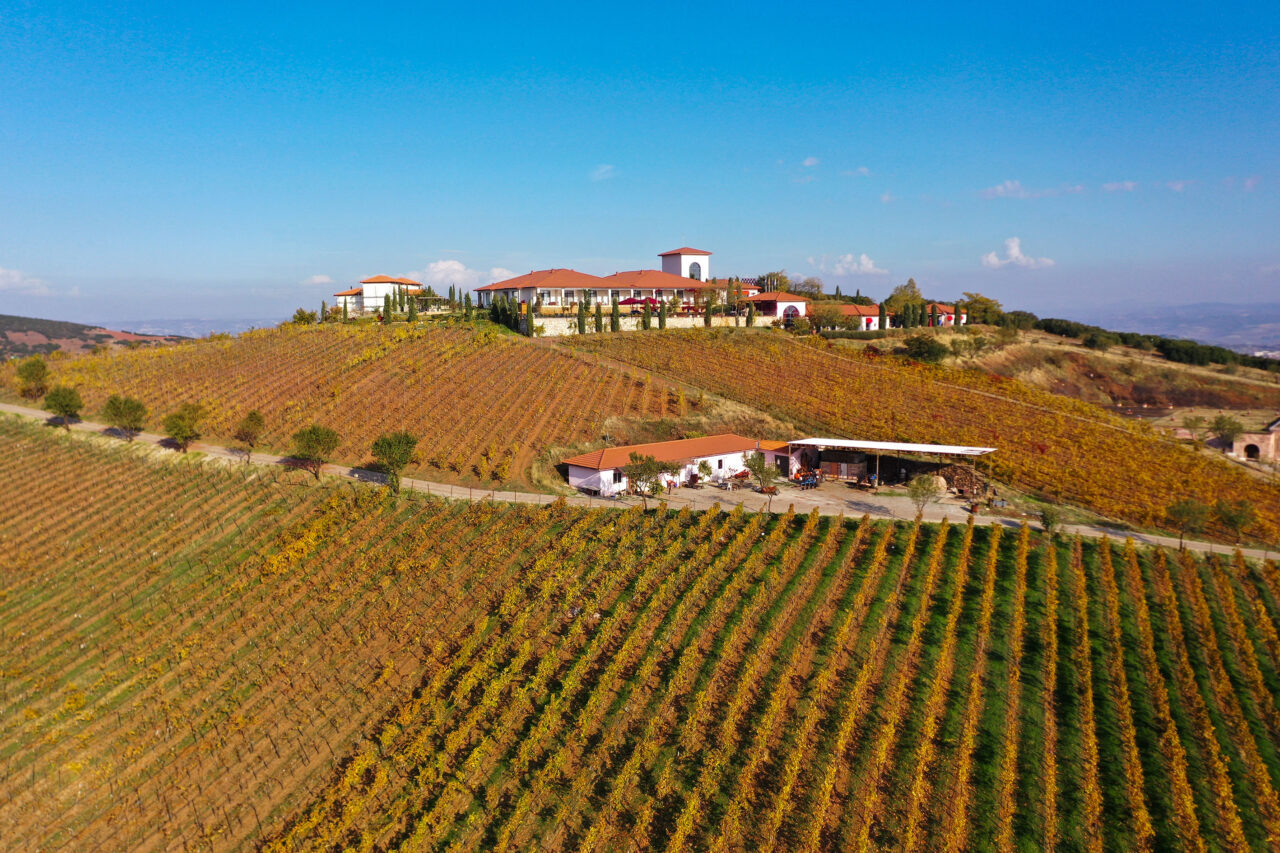 Manisa'nın Kula ilçesindeki "Yanık Ülke" olarak bilinen volkanik bölgede sonbaharın