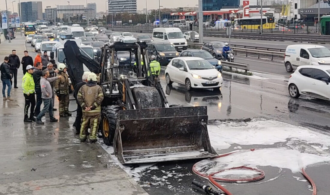İstanbul Zeytinburnu'nda kara yolunda ilerlerken dumanlar yükselmeye başlayan iş makinesinde
