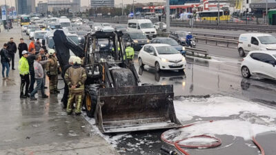 İstanbul Zeytinburnu'nda kara yolunda ilerlerken dumanlar yükselmeye başlayan iş makinesinde