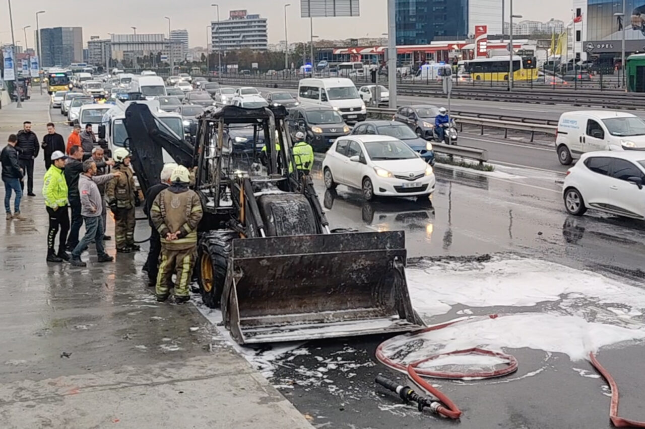 İstanbul Zeytinburnu'nda kara yolunda ilerlerken dumanlar yükselmeye başlayan iş makinesinde