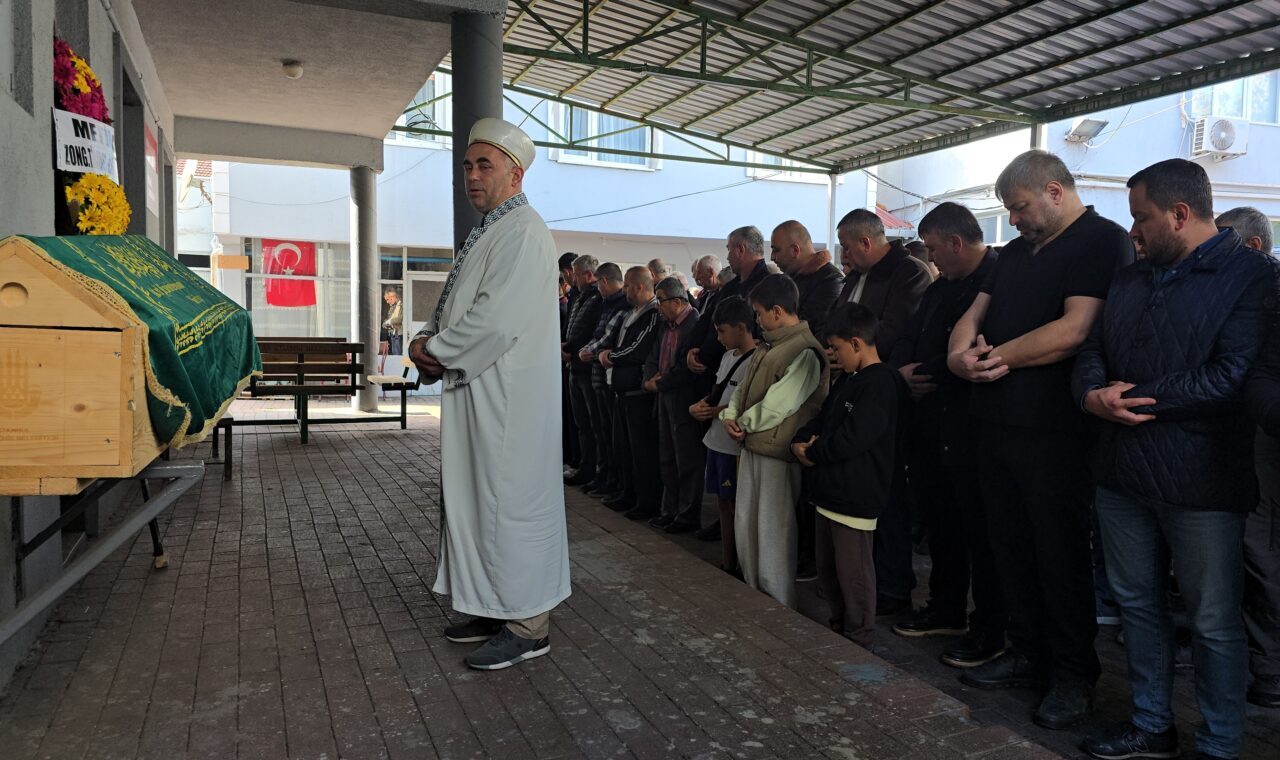 Zonguldak'ta evinde bıçaklanmış halde ölü bulunan yaşlı adamın cenazesi toprağa