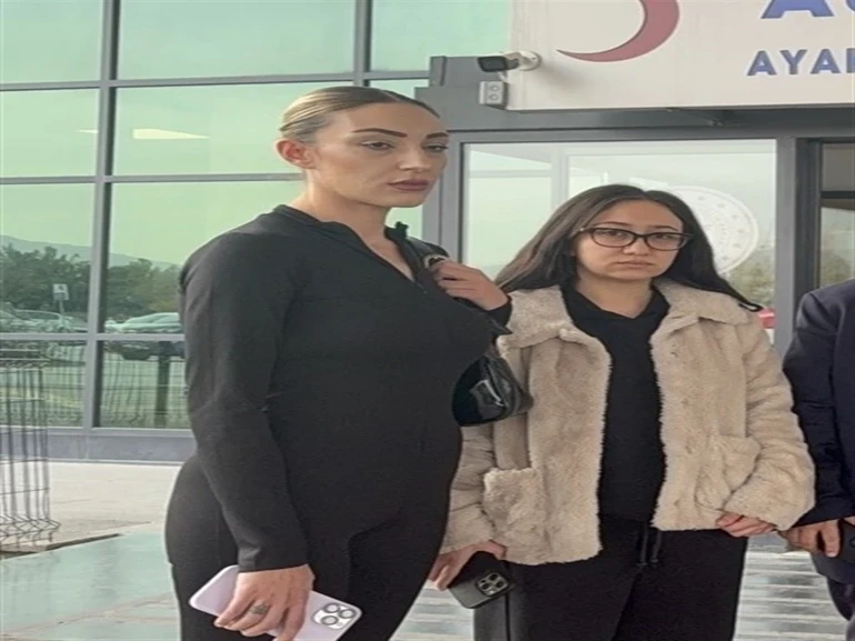 Yalova’daki evinin kapalı terasında pencereden