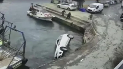 Sarıyer Rumelikavağı’nda seyir halindeyken kontrolden çıkan bir otomobil denize düştü.