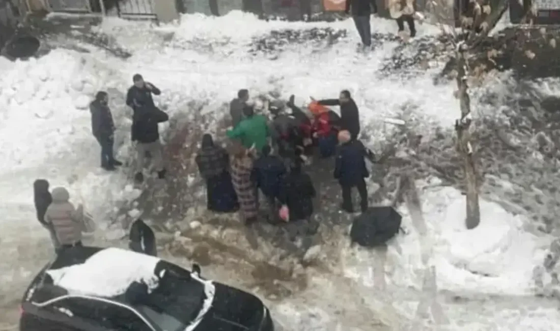 Bingöl’de 5 katlı bir binanın çatısından düşen kar kütlesinin altında