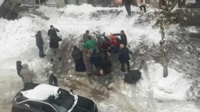 Bingöl’de 5 katlı bir binanın çatısından düşen kar kütlesinin altında
