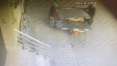Kocaeli’nin Gebze ilçesinde fırtına nedeniyle risk oluşturduğu için çatıdan indirilerek