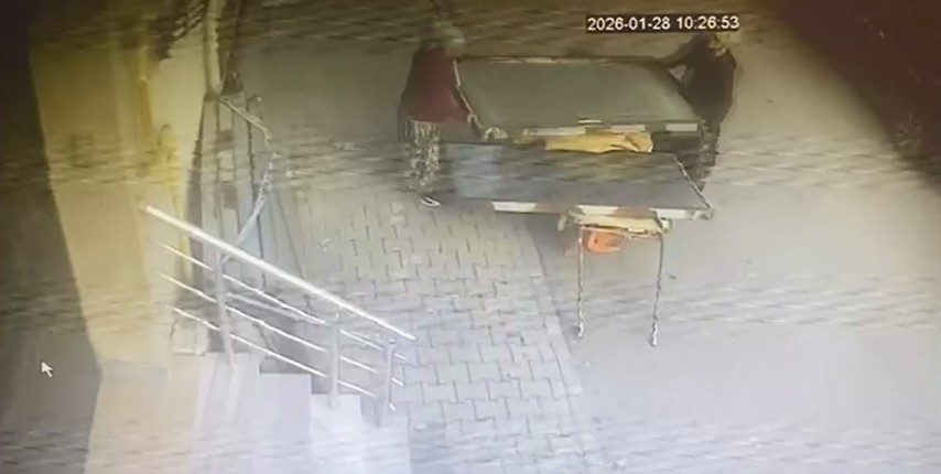 Kocaeli’nin Gebze ilçesinde fırtına nedeniyle risk oluşturduğu için çatıdan indirilerek