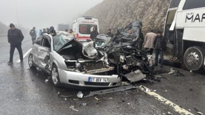 Gaziantep-Şanlıurfa otoyolunda 2 kişinin yaşamını yitirdiği, 11 kişinin de yaralandığı