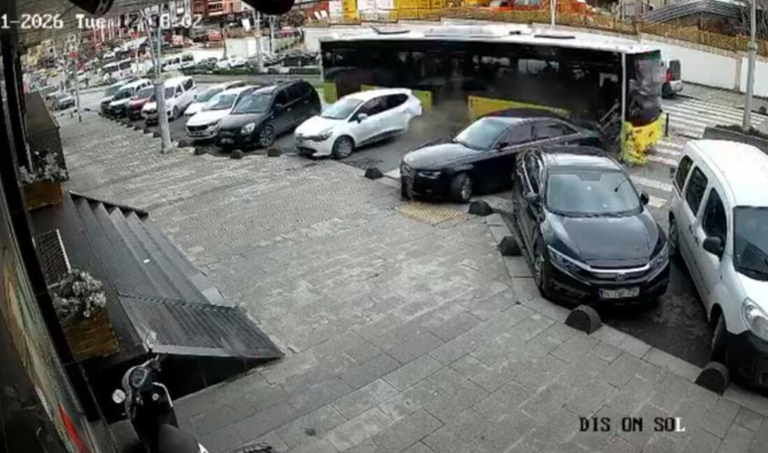 İstanbul’un Esenler ilçesinde, İETT otobüsü park halindeki iki otomobile çarptı.