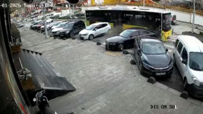 İstanbul’un Esenler ilçesinde, İETT otobüsü park halindeki iki otomobile çarptı.