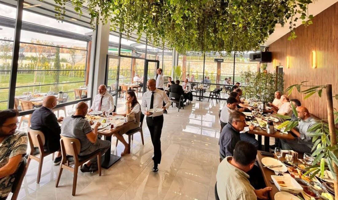 Resmi Gazete’de yayımlanan yönetmelik değişikliğiyle birlikte restoranlarda servis ücreti, masa