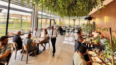 Resmi Gazete’de yayımlanan yönetmelik değişikliğiyle birlikte restoranlarda servis ücreti, masa