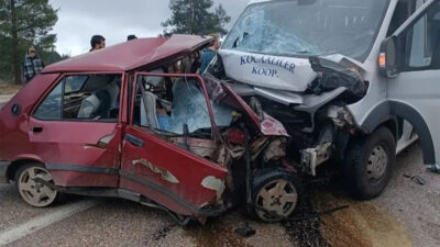Burdur’un Bucak ilçesinde Fiat Tofaş marka otomobil ile minibüsün kafa