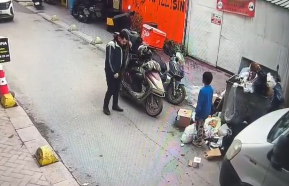 Eskişehir’de üşüdüğünü söyleyen 8 yaşındaki çocuğa üzerindeki ceketi çıkarıp veren