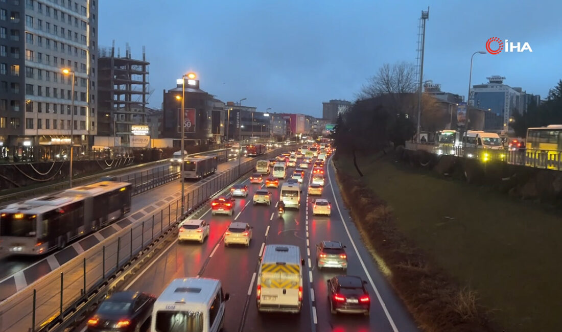 Okulların açılmasıyla birlikte İstanbul’da trafik yoğunluğu yaşandı. İBB trafik uygulamasında