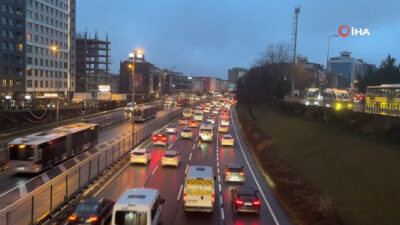 Okulların açılmasıyla birlikte İstanbul’da trafik yoğunluğu yaşandı. İBB trafik uygulamasında