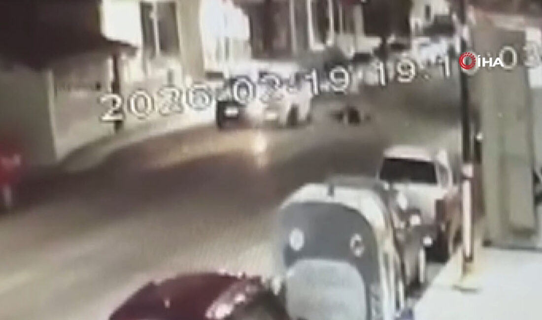 Sivas’ta teravih namazı için camiye gitmek üzere yolun karşısına geçmeye