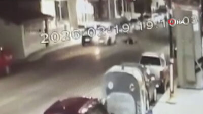 Sivas’ta teravih namazı için camiye gitmek üzere yolun karşısına geçmeye