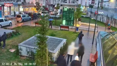 Bağcılar’da metro çıkışında darbedilen bir çocuğu kurtarmak isterken 6 yerinden