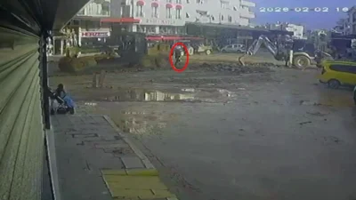 Antalya’nın Serik ilçesinde geri manevra yapan iş makinesinin çarpması sonucu