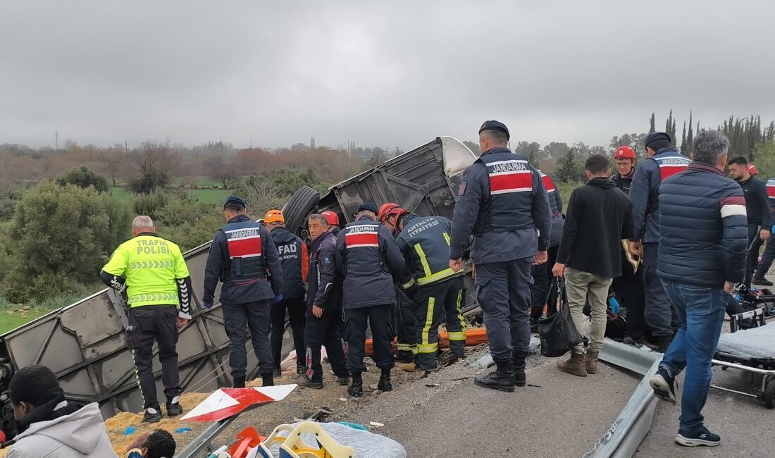 Antalya’da yolcu otobüsünün kontrolden çıkarak devrilmesi sonucu meydana gelen trafik