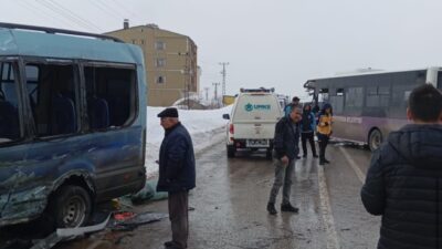 Hakkari’nin Yüksekova ilçesinde belediye otobüsü ile yolcu minibüsünün çarpıştığı kazada