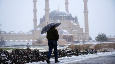 Edirne’de akşam saatlerinden itibaren etkisini göstermeye başlayan kar yağışı, kenti