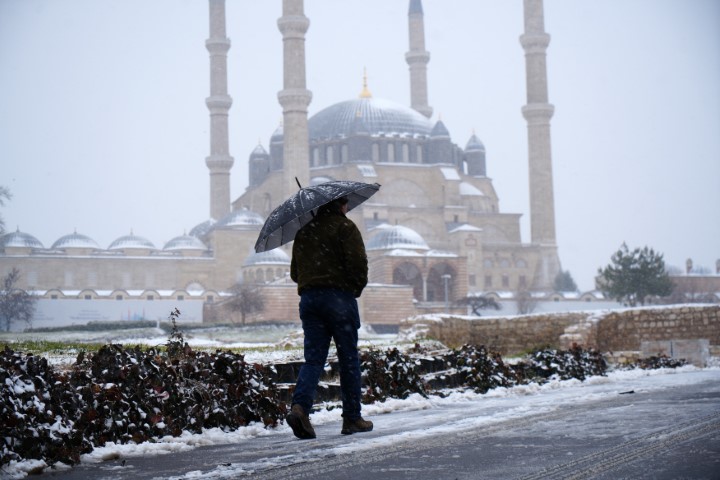 Edirne’de akşam saatlerinden itibaren etkisini göstermeye başlayan kar yağışı, kenti