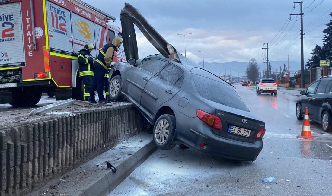Kocaeli’de yağışlı hava nedeniyle kayganlaşan yolda kontrolden çıkan otomobil, bariyerlere