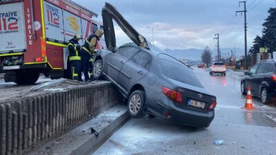 Kocaeli’de yağışlı hava nedeniyle kayganlaşan yolda kontrolden çıkan otomobil, bariyerlere