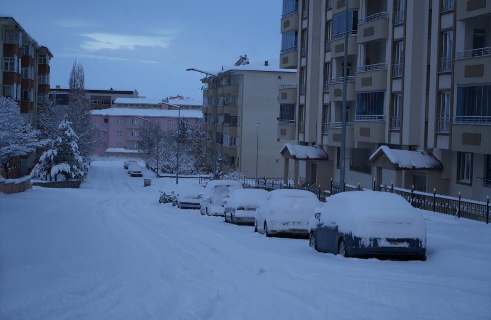 Erzurum’da gece saatlerinde başlayan kar yağışı kenti bir kez daha