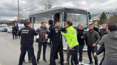 Bolu’da işçi servisi, kamyonet ve otomobilin karıştığı zincirleme trafik kazasında