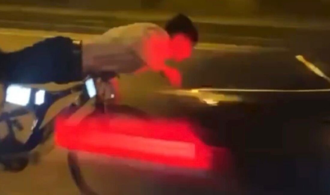 Gaziantep’te trafik yoğunluğuyla bilinen İpekyolu’nda üzerine uzandığı bisikletle akrobatik hareketler