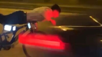 Gaziantep’te trafik yoğunluğuyla bilinen İpekyolu’nda üzerine uzandığı bisikletle akrobatik hareketler