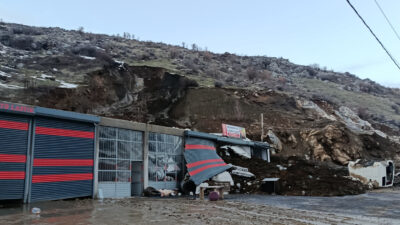 Bitlis’te etkisini artıran sağanak yağışlar heyelana yol açtı. Sanayi sitesi