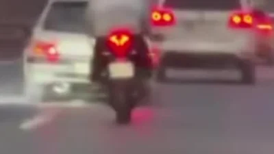 İstanbul Küçükçekmece’de E-5 Karayolu üzerinde bir motosiklet sürücüsü ile otomobil