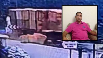 İzmir’in Kiraz ilçesinde park halindeki bir tırdan devrilen saman balyalarının