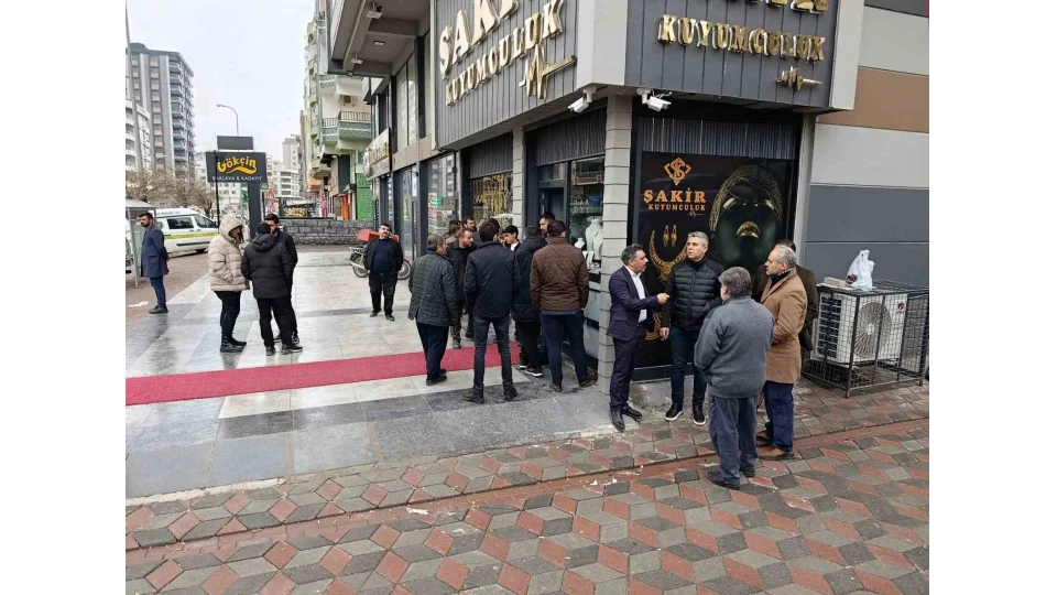 Şanlıurfa’da bir kuyumcuya silahla giren 3 kişi, iş yerindeki altın