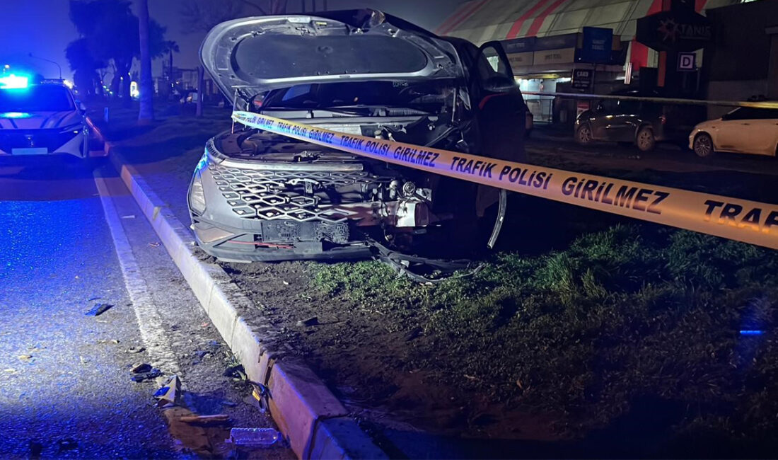 Mersin’de meydana gelen trafik kazasında bir otomobil, tırı sollamaya çalıştığı