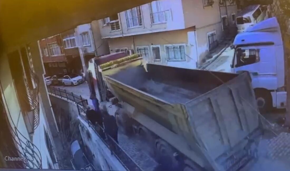 İstanbul’un Kağıthane ilçesinde, el frenini çekmeyi unuttuğu hafriyat kamyonunu durdurmaya