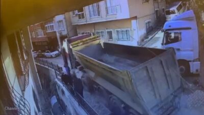 İstanbul’un Kağıthane ilçesinde, el frenini çekmeyi unuttuğu hafriyat kamyonunu durdurmaya