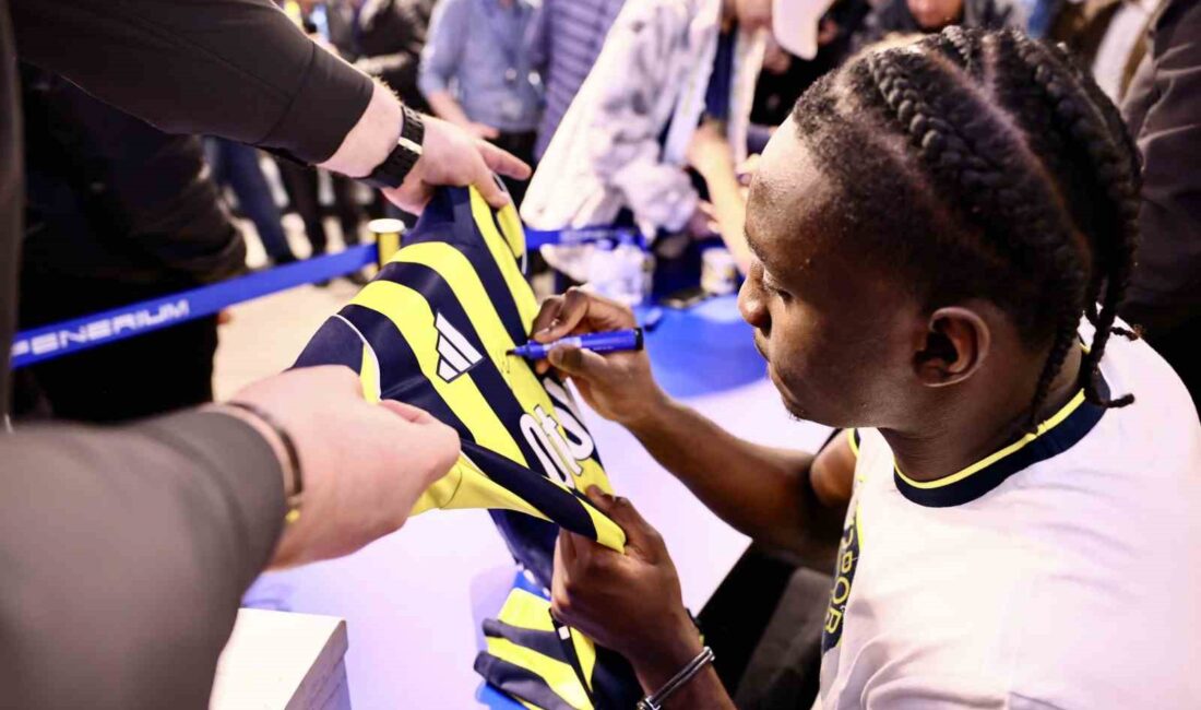 Fenerbahçe futbol takımının oyuncuları Matteo Guendouzi, Dorgeles Nene ve Sidiki