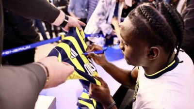 Fenerbahçe futbol takımının oyuncuları Matteo Guendouzi, Dorgeles Nene ve Sidiki