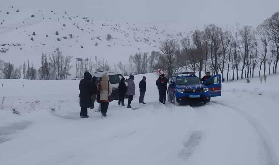 Sivas’ta yağan kar ulaşımda aksamalara neden oldu, yollar kapanınca köy