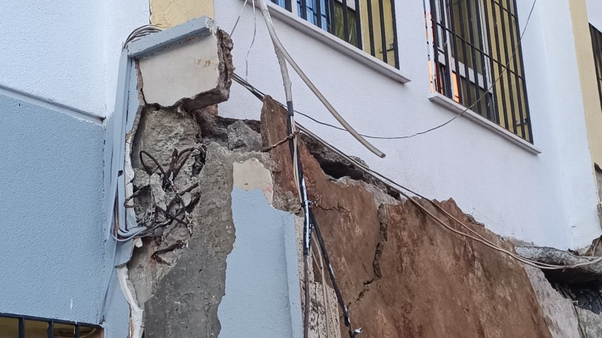 Pendik Yıldırım Beyazıt İlkokulu’nun giriş kısmındaki beton saçağın çökmesi sonucu