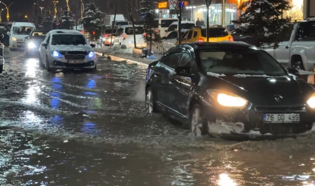 Hakkari’nin Yüksekova ilçesinde yoğun sağanak ve karla karışık yağmur nedeniyle