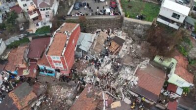 Fatih’te bilinmeyen bir nedenle bitişik halde bulunan 2 gecekondu çöktü.