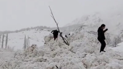 Hakkari’nin Yüksekova ilçesine bağlı Yeşiltaş köyünde dün meydana gelen çığın