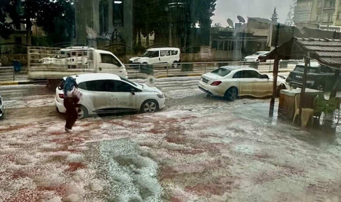 Hatay’ın Reyhanlı ilçesinde etkili olan dolu ve sağanak yağış hayatı
